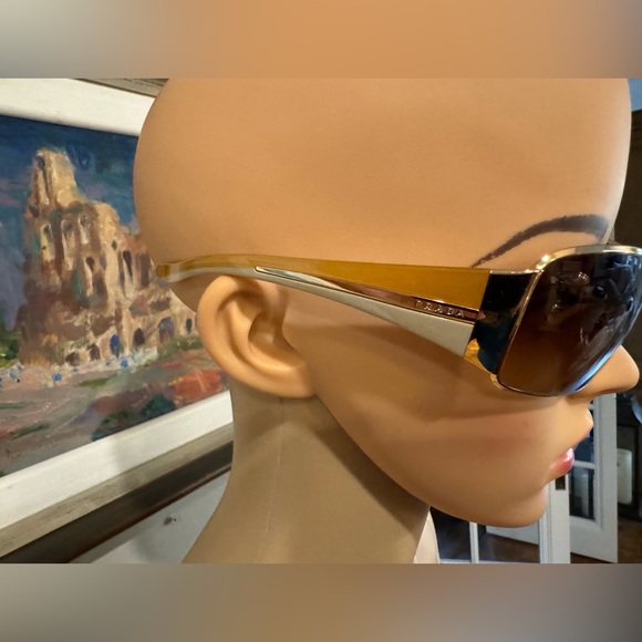 Beautiful gold-rimmed Prada sunglasses with logo. Case and cloth included! - Picture 8 of 16